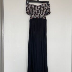 Dolce Vita Black and White Off-Shoulder Sleeveless Maxi Dress